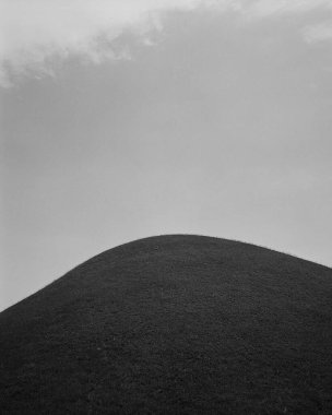 Dağlarda siyah beyaz bulutlar