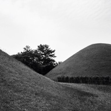 Eski taş duvarın siyah beyaz fotoğrafı