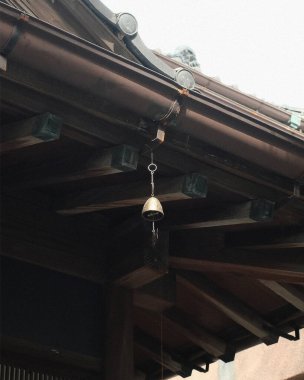 Eski paslı metal boru binanın çatısında.