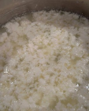 Beyaz bir kâseye yaklaş.