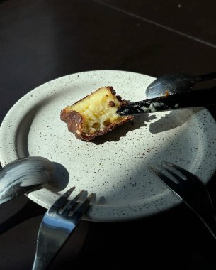 Pastayı krema ve çikolata sosuyla kapat.