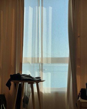 Modern bir binanın içinde.