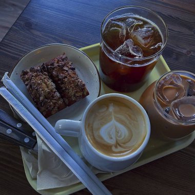 Ahşap masada buzlu kahve ve buz.