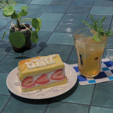 Çilekli ve nane aromalı lezzetli pasta.