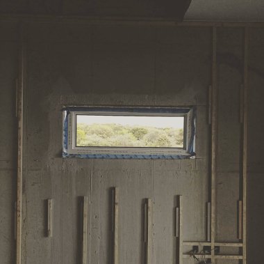 Beyaz duvarlı pencere