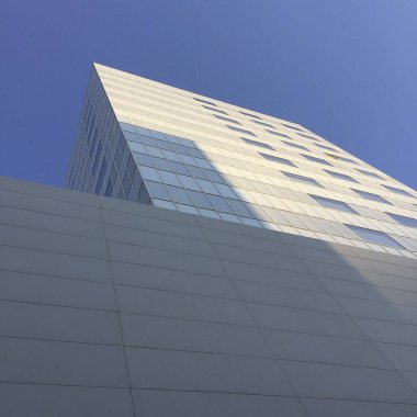 Şehrin modern binası