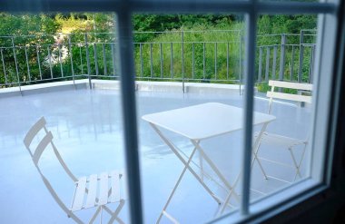 Modern bir otelin içinde.