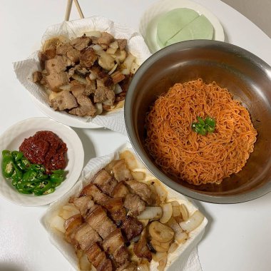 Masadaki tabakta kızarmış tavuk ve sebze.