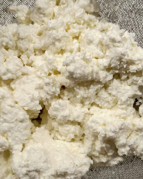 Siyah arkaplanda taze süzme peyniri kapat