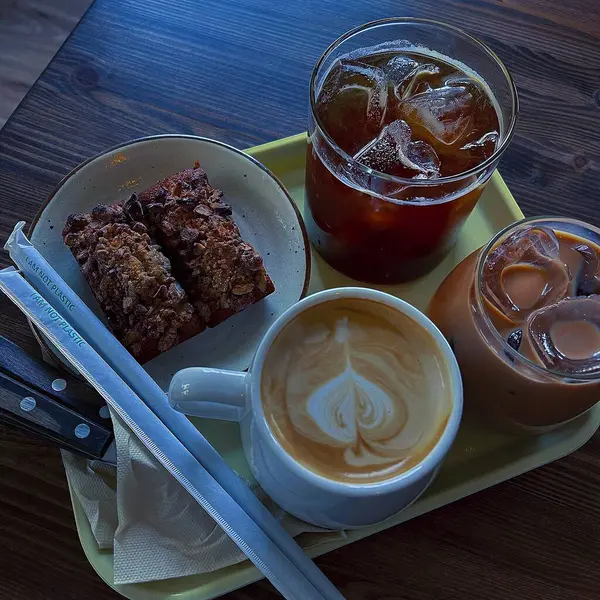 Ahşap masada buzlu kahve ve buz.