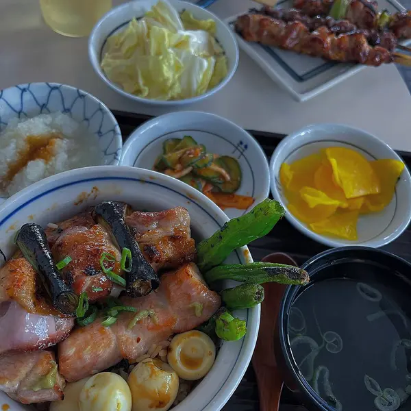 Yakın çekim. Masada nefis Japon yemekleri var.