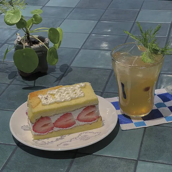 Çilekli ve nane aromalı lezzetli pasta.