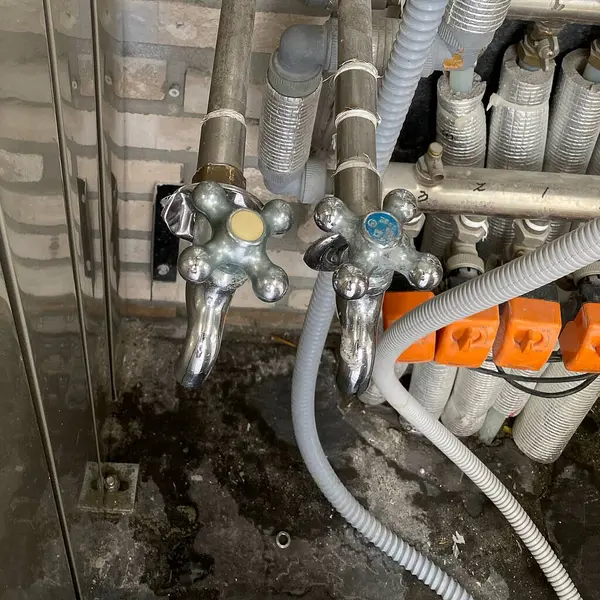 Eski ve kirli su boruları.