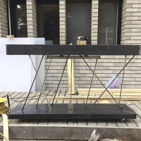 Ahşap çerçeveli bir inşaat alanı