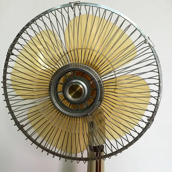 Beyaz arkaplandaki eski hayran yelpazesi