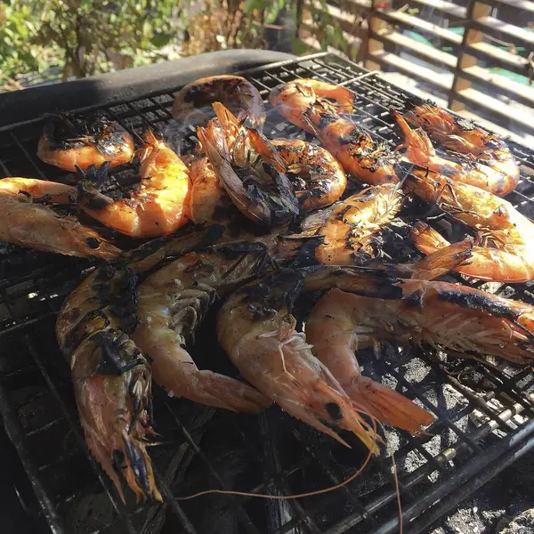 Barbeküde ızgara karides ve sebze.