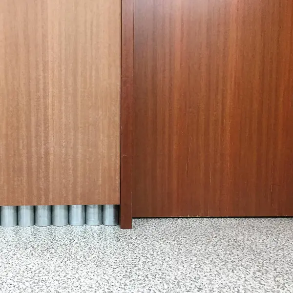 Mağazada metal saplı metal zemin.