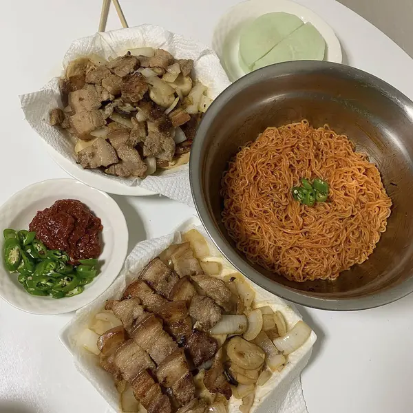 Masadaki tabakta kızarmış tavuk ve sebze.