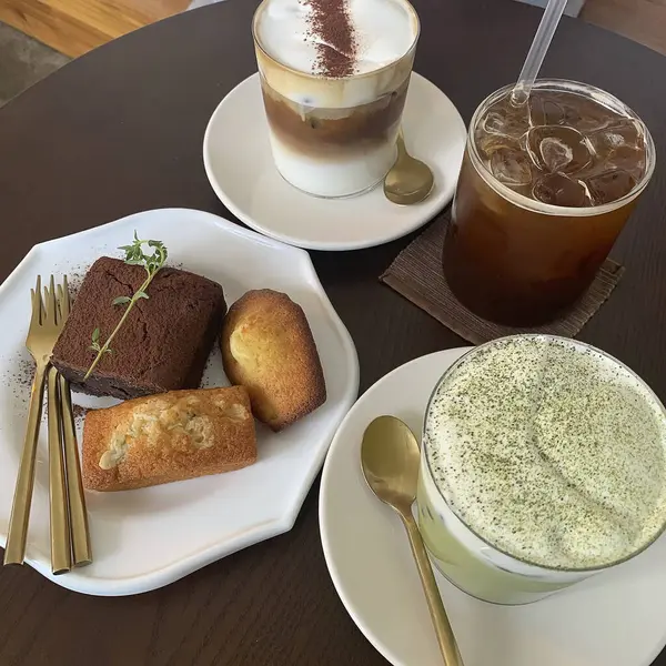 Kahve fincanı ve çay masanın üstünde.