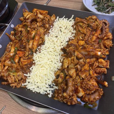 Sebzeli ve baharatlı kızarmış tavuk.