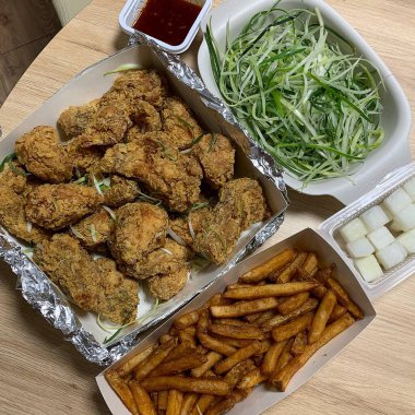 Patatesli tavuk nugget, sebze, kızarmış pirinç.