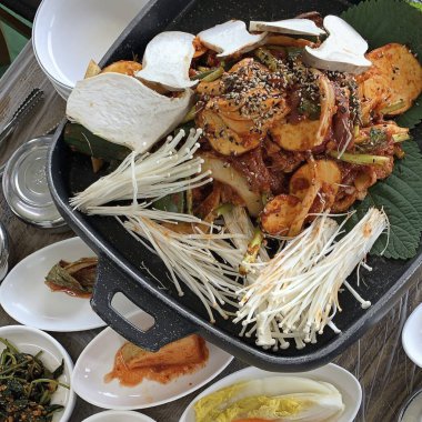 Kore restoranında Kore yemeği ve sebze salatası, Güney Kore