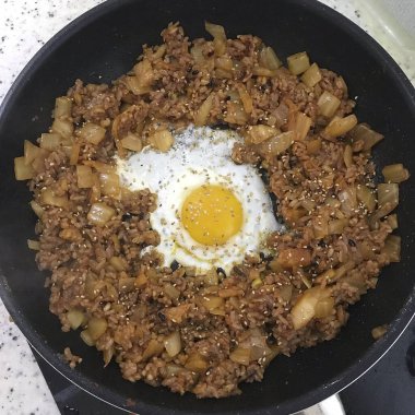 Tavada soğan ve baharatlı sahanda yumurta