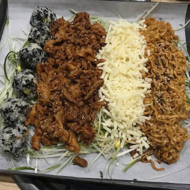 Pirinç ve sebzeli Çin yemeği.