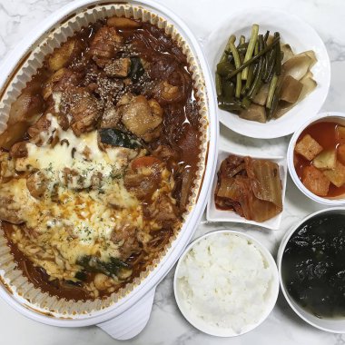 Kore yemeği pilavı, kimchi ve kimchi, Kore geleneksel yemek tarzı.