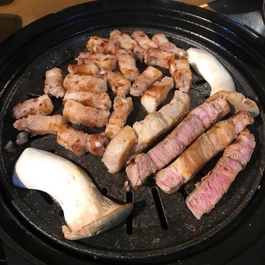 Tavada kızarmış tavuk ve sebze.