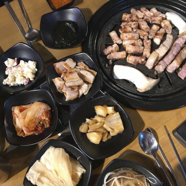 Lezzetli Asya yemeklerinin yakın görüntüsü