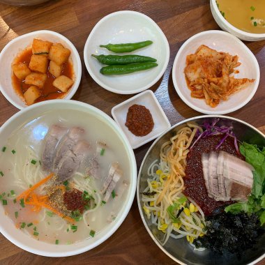 Lezzetli Asya yemeklerinin yakın görüntüsü