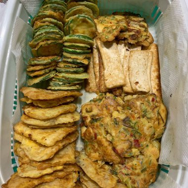 Kutudaki çeşitli lezzetli keklerin yakın plan çekimi.