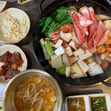 Kore yemeği ve sebzeleri