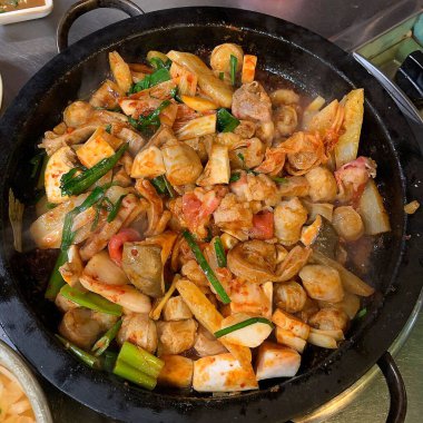 Sebzeli ve baharatlı kızarmış tavuk.