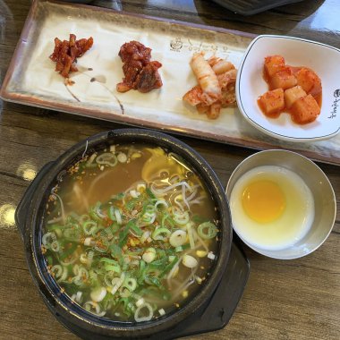 Kore yemeği - sahanda yumurta, domuz pirzolası ve kimchi