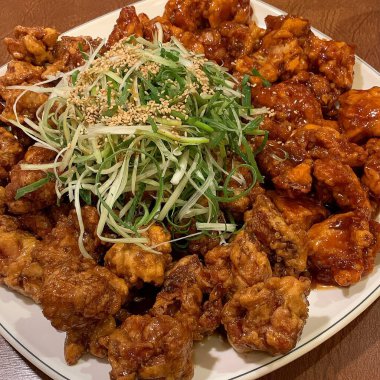 Sebze ve soslu kızarmış tavuk kanadı.