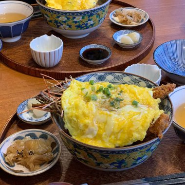 Lezzetli Asya yemeklerinin yakın görüntüsü