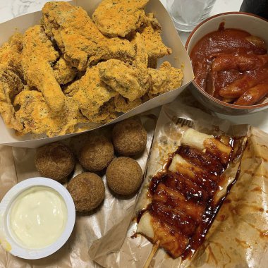 Soslu kızarmış tavuk kanadı.