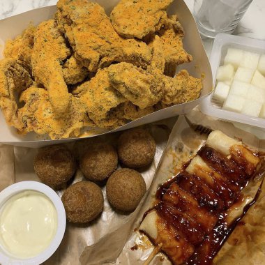 Kızarmış balık ve soslu patates.