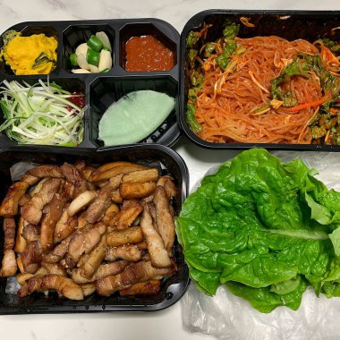 Kore yemeği, sebze ve tavuk salatası, yakın plan.