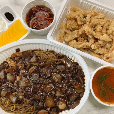 Lezzetli Asya yemeklerinin yakın görüntüsü