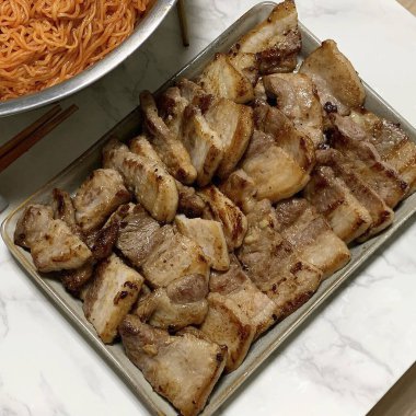 Sebze ve sebzeli kızarmış domuz eti.