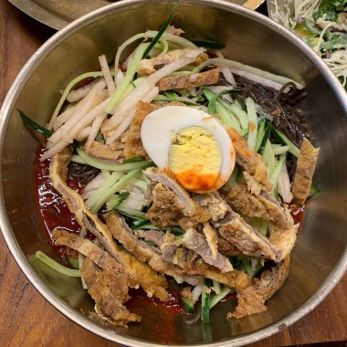 Kızarmış yumurta ve domuz etli Kore eriştesi.