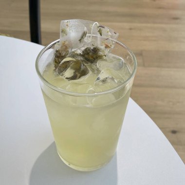 Limonlu ve naneli limonlu çayı kapat.