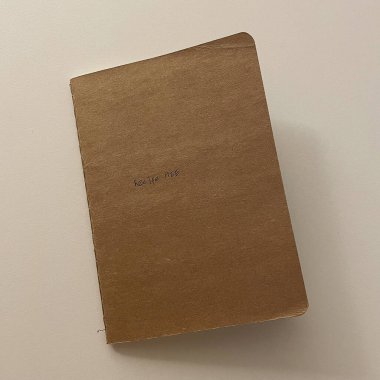 Beyaz arkaplanda boş bir defter