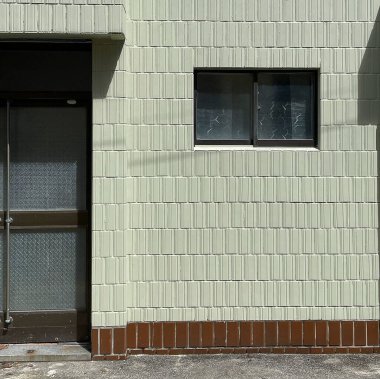 Şehirdeki evin ön cephesi.