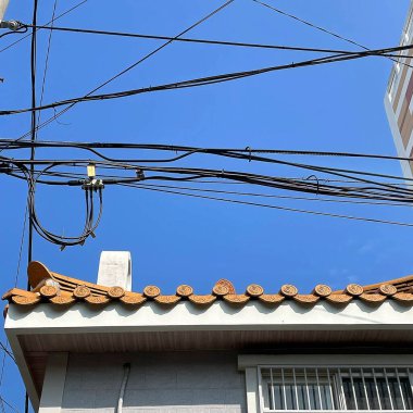 Büyük çatılı eski tuğla duvar.