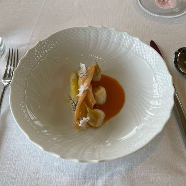 Lokantadaki tatlıya yakından bak.