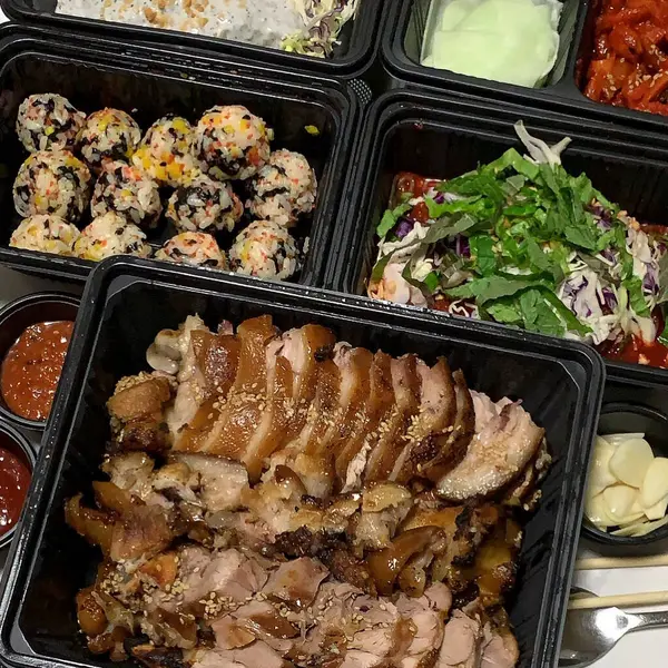 Masadaki Çin yemeği çok lezzetli.